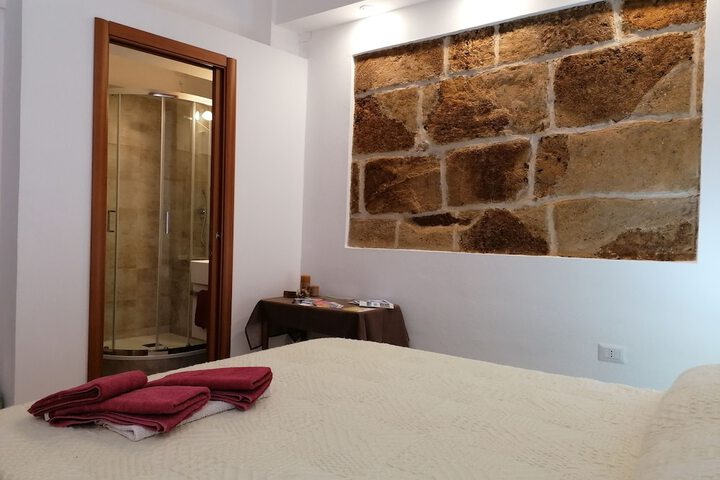 Room 10 of 33