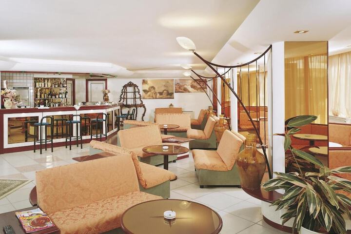 Lounge 47 of 59