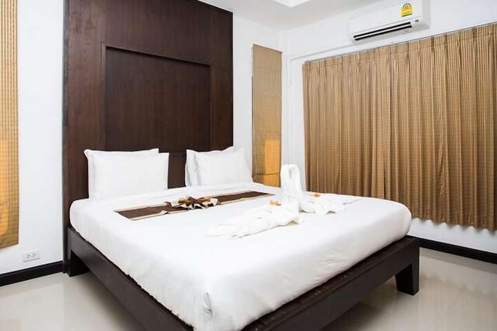 Room 11 of 32
