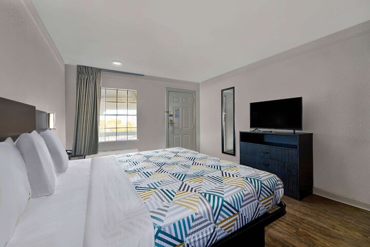 King Room Disability Accessible (2 of 8)