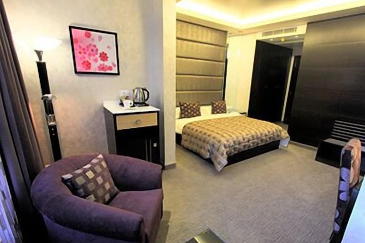 Room 4 of 37
