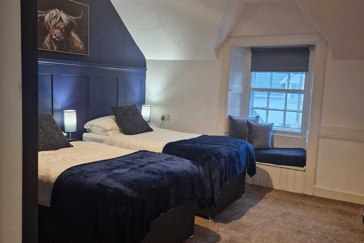 Room 4 of 37