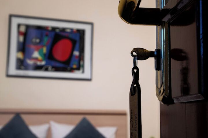 Room 10 of 137