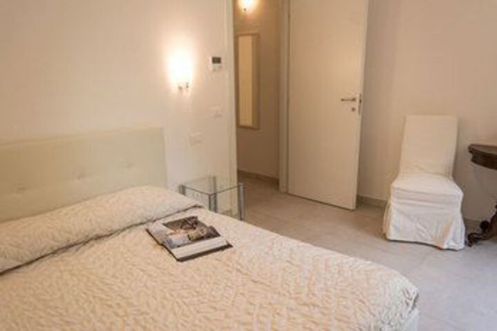 Room 4 of 9