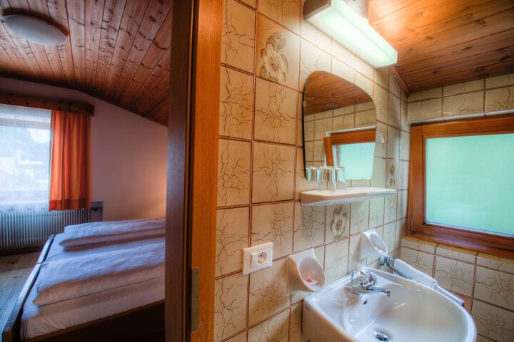 Room 10 of 31