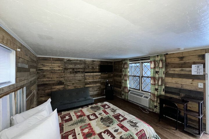 1 Queen Bed (14 of 24)