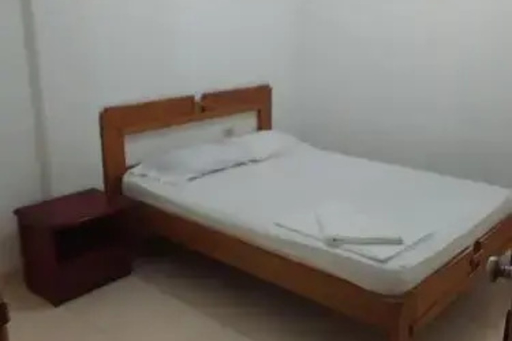 Room 6 of 12