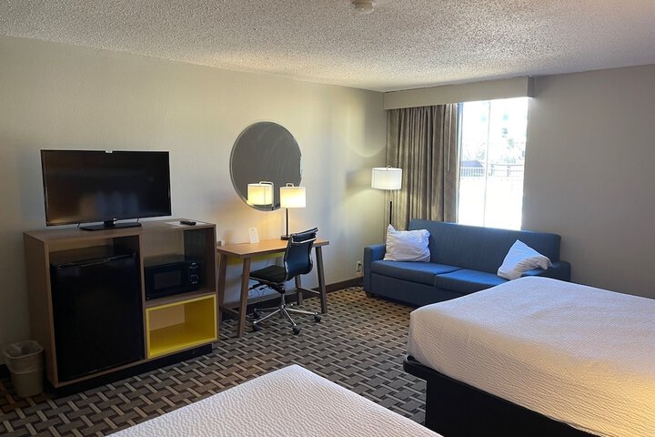 1 Queen Bed (7 of 16)