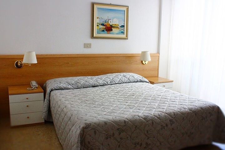 Room 6 of 32