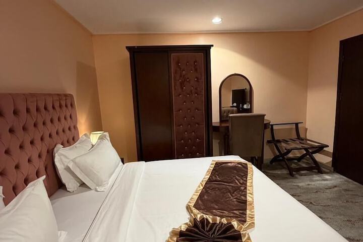 Room 12 of 19