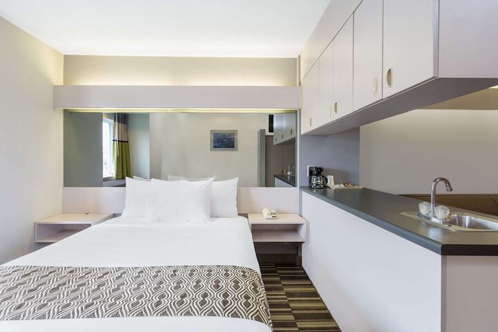 1 Queen Bed (3 of 18)