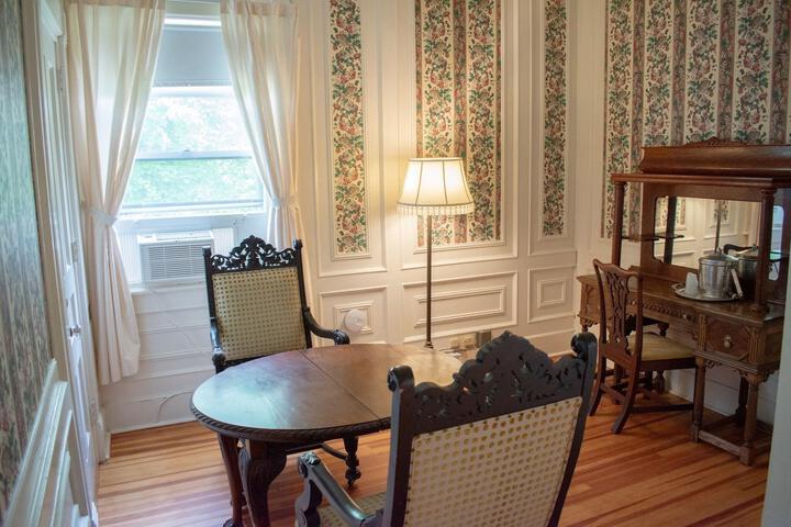 Room 105 of 290