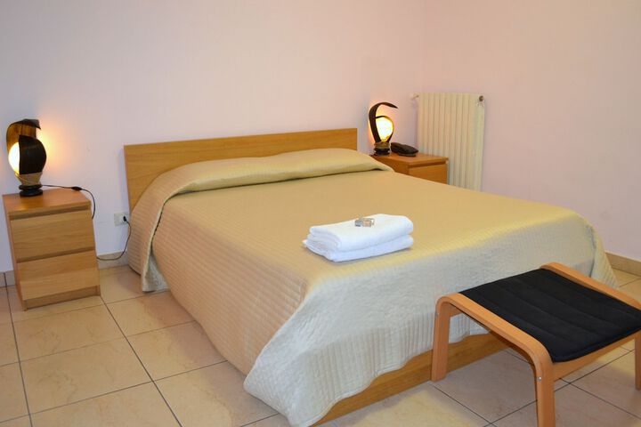 Room 9 of 25