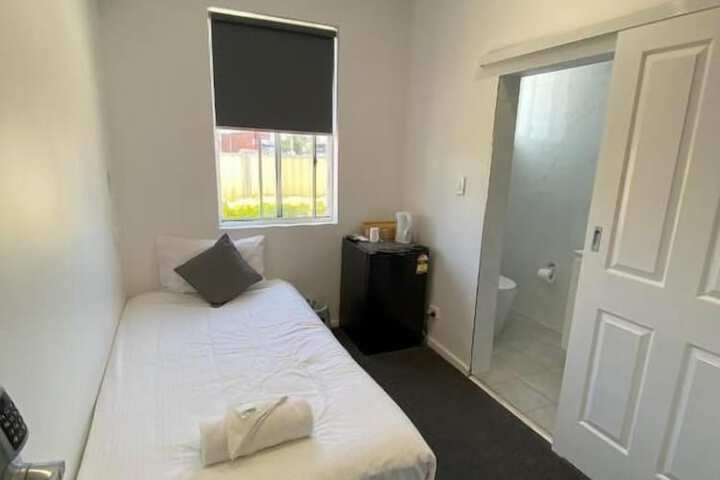 Room 6 of 16