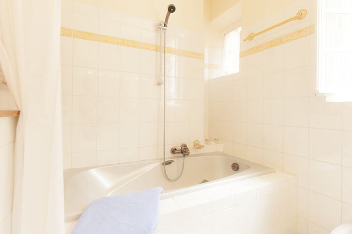 Deep soaking bathtub