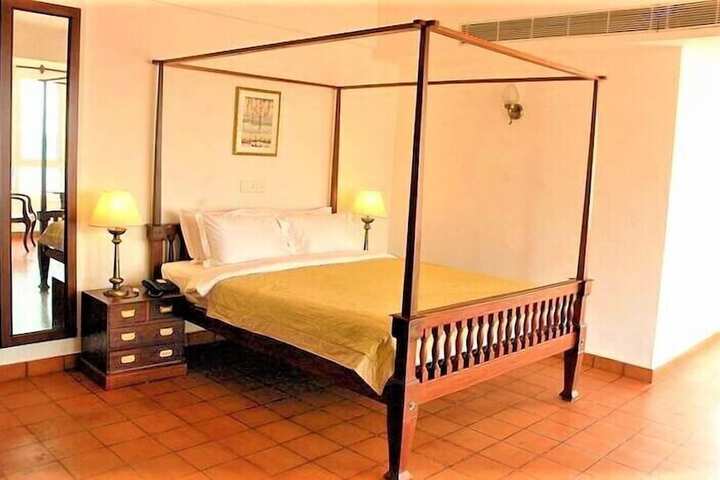 Room 6 of 11