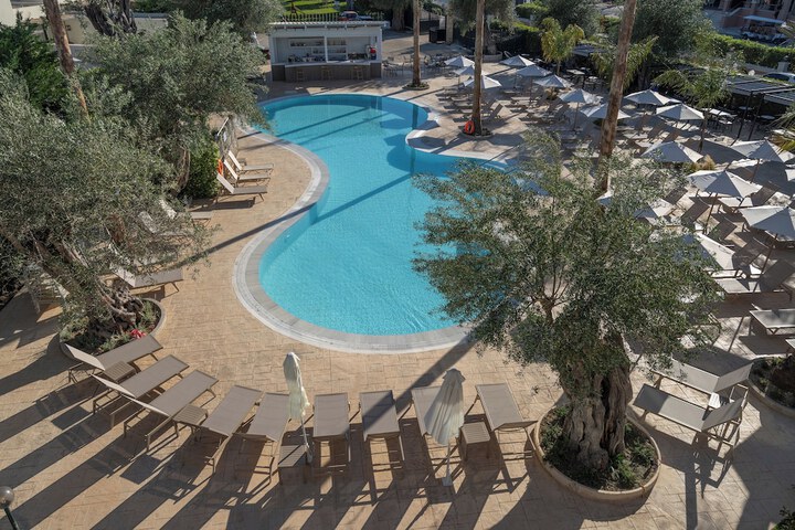 Pool 24 of 44