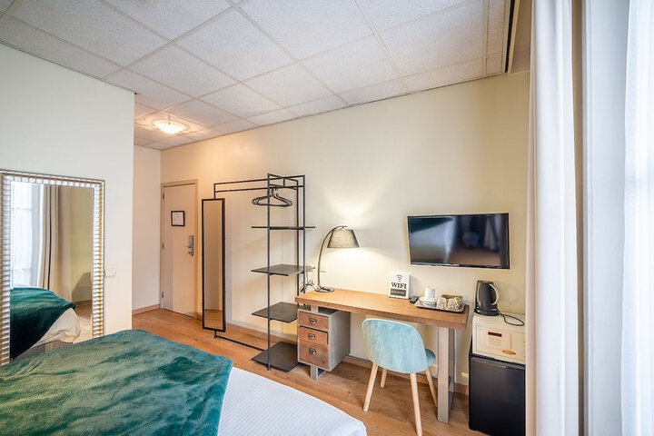 Room 4 of 28