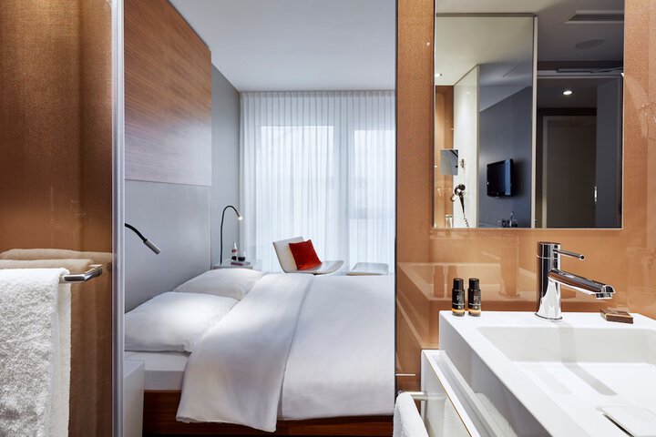Room 33 of 65