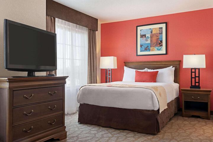 1 Queen Bed Accessible Room (5 of 15)
