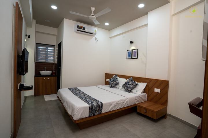 Room 2 of 9