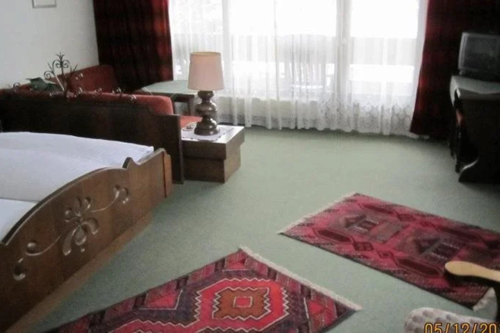 Room 5 of 11