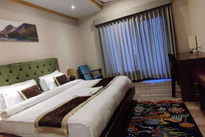 Room 6 of 8