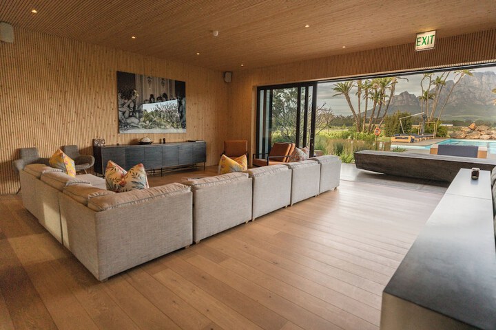 Lounge 20 of 50