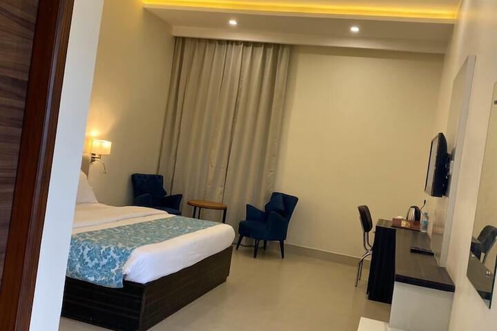 Room 6 of 16