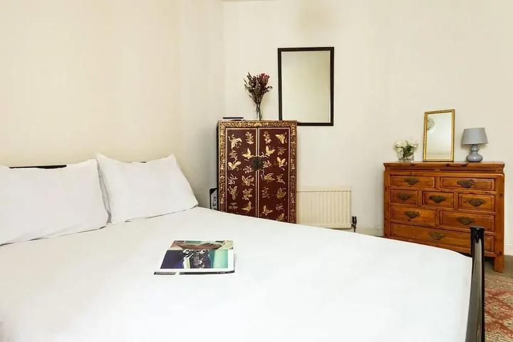 Room 4 of 16