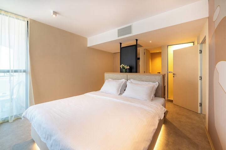 Room 13 of 32