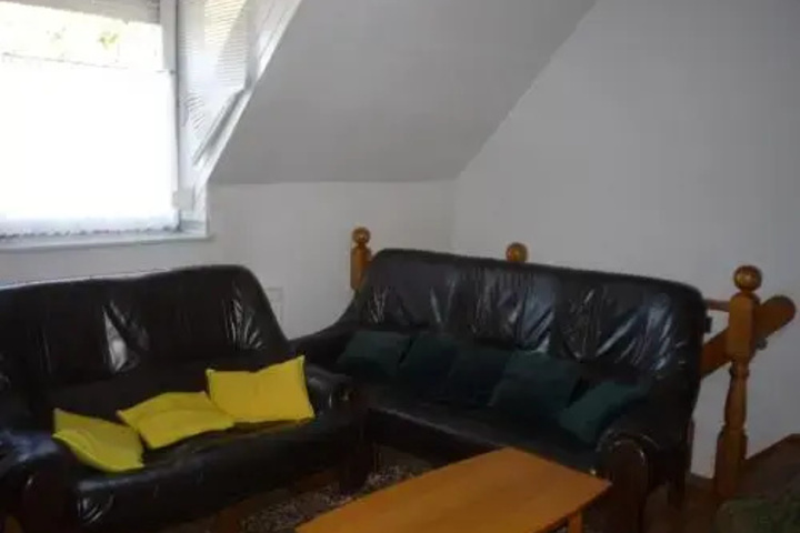 Room 9 of 11