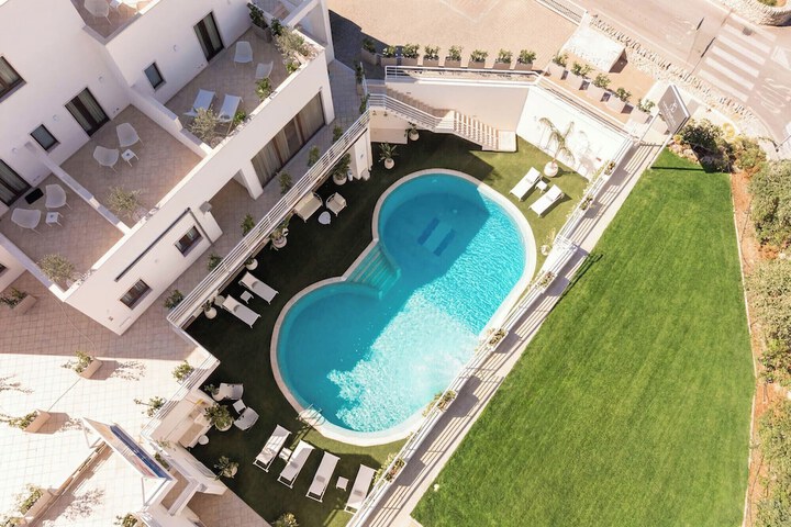 Pool 50 of 76