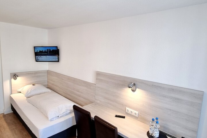 Room 16 of 65