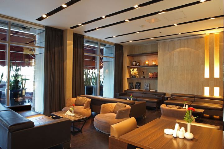 Lounge 31 of 41