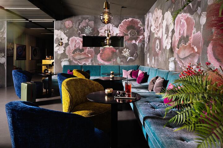 Lounge 70 of 89