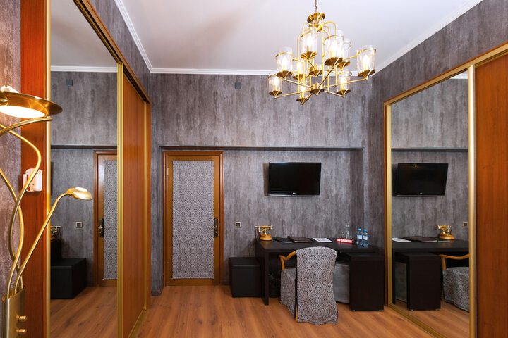 Room 25 of 170