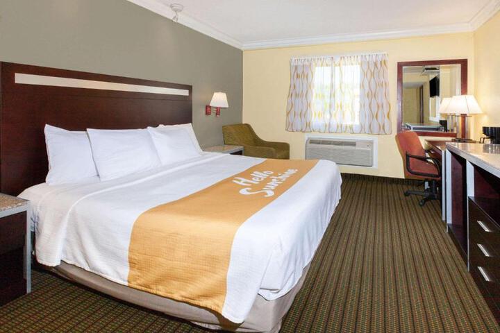 1 King Bed (5 of 13)