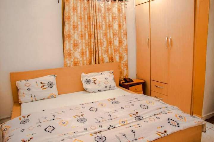 Room 4 of 63