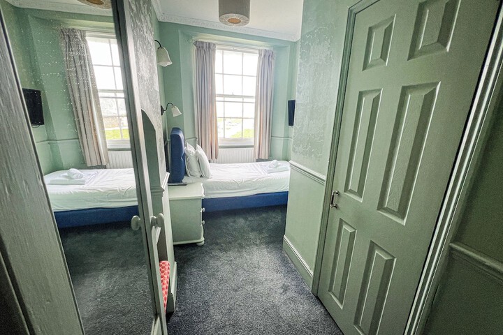 Room 2 of 37