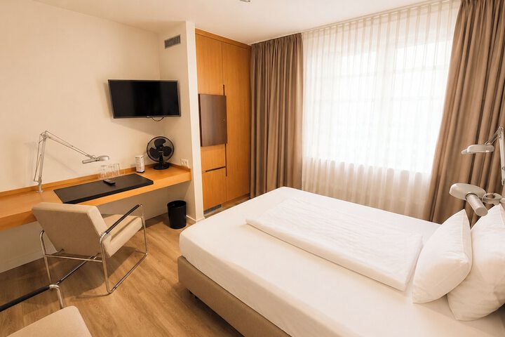 Room 16 of 18