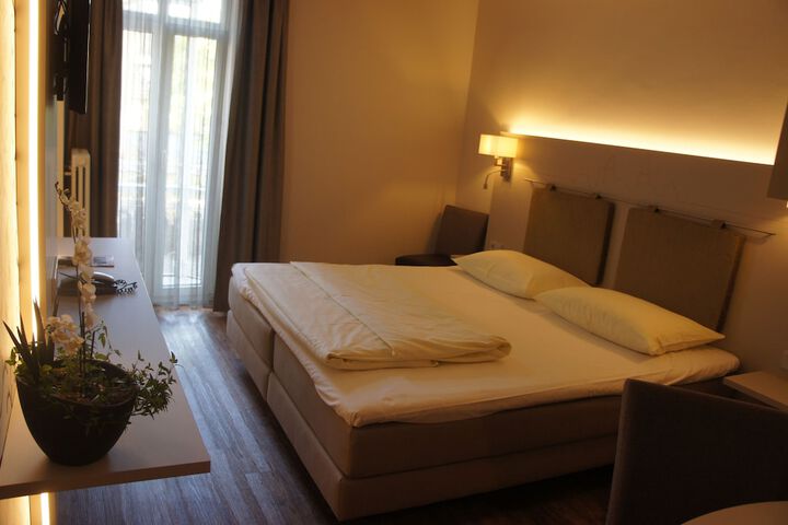 Room 6 of 94