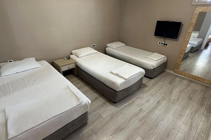 Room 9 of 77
