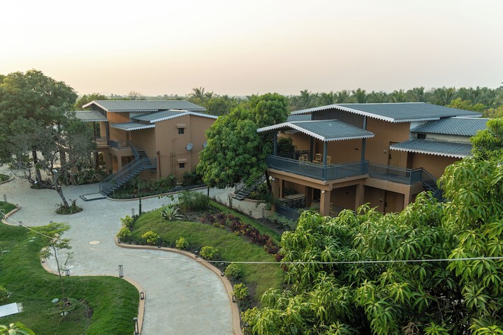 Hotel Exterior 35 of 44
