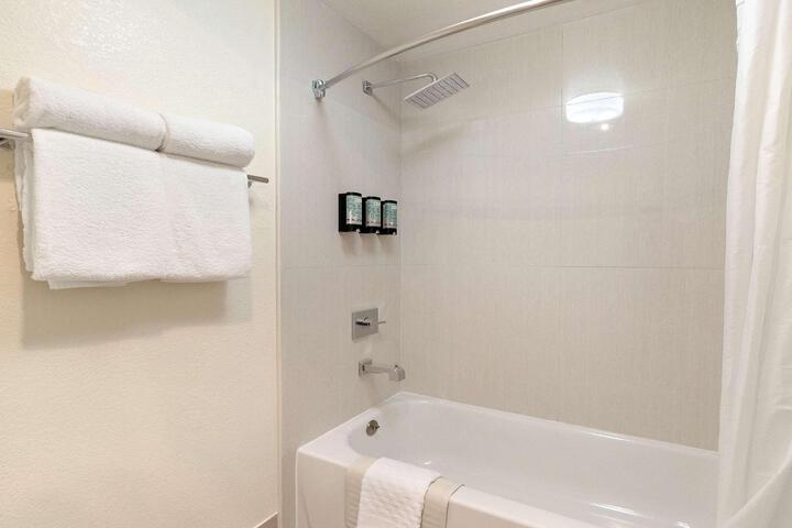 2 Queen Beds Microwave and Refrigerator WiFi Full Breakfast (25 of 26)