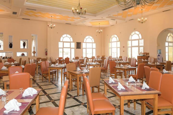 Dining 38 of 60