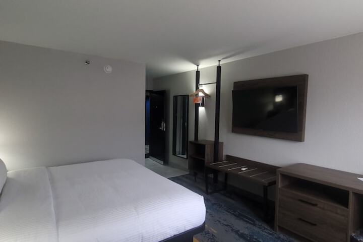 1 Queen Bed Accessible (13 of 24)