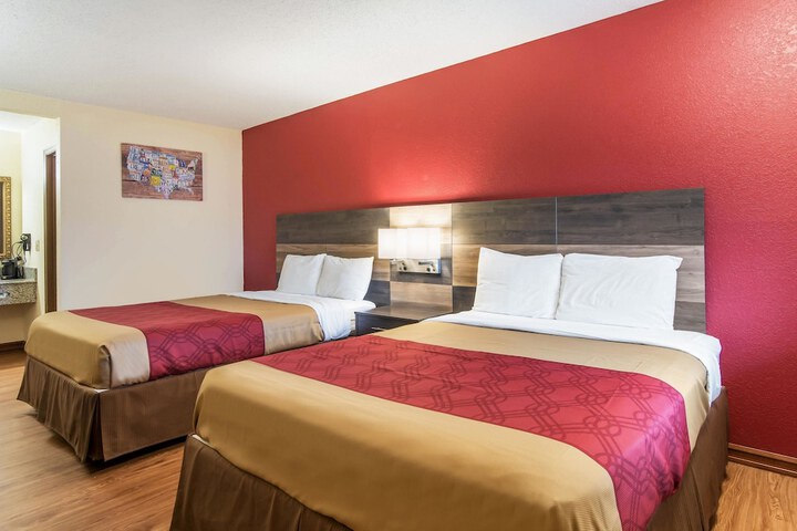 1 Queen Bed (12 of 22)