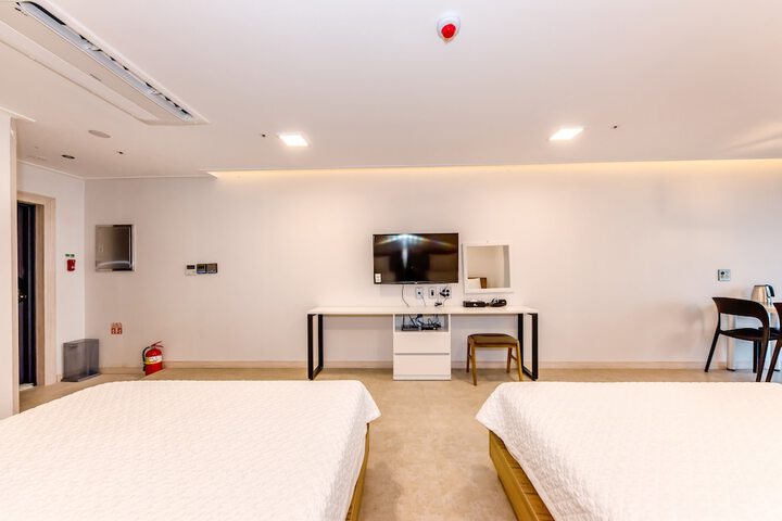Room 3 of 173