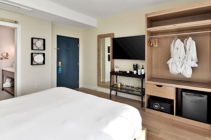 Room 6 of 101
